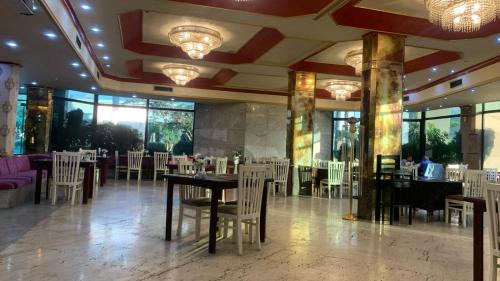 开罗Al-Galaa Club的餐厅内带桌椅的用餐室