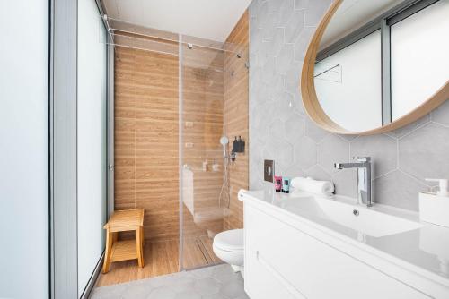 特拉维夫KG4 LUX Apartments的一间带卫生间、水槽和镜子的浴室