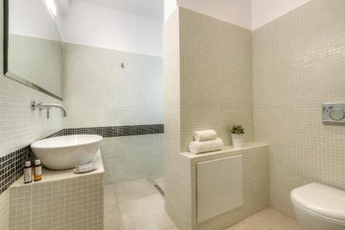 雅典敏纳夫拉酒店的一间带水槽和卫生间的浴室