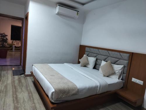 乌代浦Hotel Brij Palace & Restaurant的一间卧室,卧室内配有一张大床
