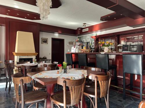 奎德林堡Landhaus Pusteblume的一间带桌椅的餐厅和一间酒吧