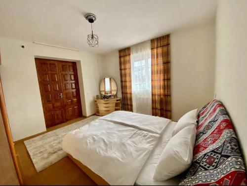 KaishaurniHouse in Gudauri的卧室配有白色的床和窗户。