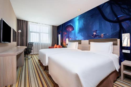 三角城长白山万达Momoland酒店的酒店客房设有一张大床和壁画