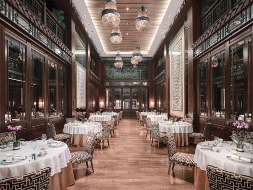广州广州南丰朗豪酒店的一间设有白色桌椅的用餐室