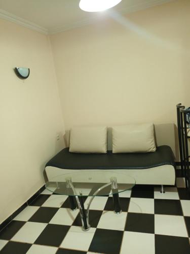 蒙塔纳Апартамент Първанова的一张沙发,位于一个设有 ⁇ 板地板的房间