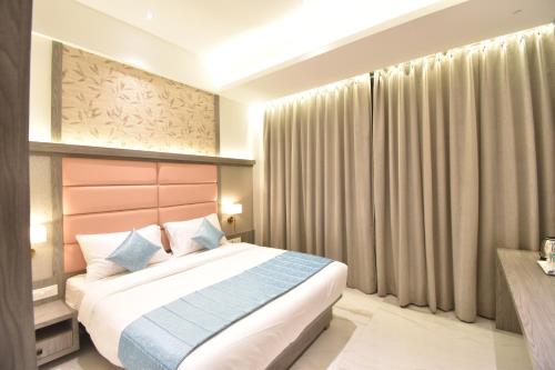 塞恩La Dhalia By Glitz Hotels的卧室配有一张床