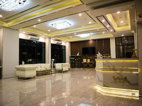 Ban Nong Pukโรงแรม ไอยรา ริเวอร์ไรน์ นครพนม (AIYARA RIVERINE)的大厅配有沙发,大楼内设有一间酒吧
