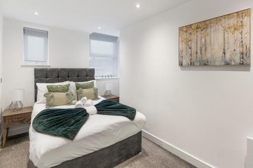 伦敦Spacious Luxury Apartment King Bed - Central Location的一间卧室配有一张带绿毯的床