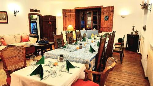 MuggendorfLANDSITZ OBERHOF petit hôtel的用餐室配有桌椅和绿色餐巾