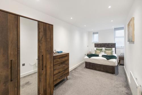 伦敦Spacious Luxury Apartment King Bed - Central Location的一间卧室配有一张床和一面大镜子