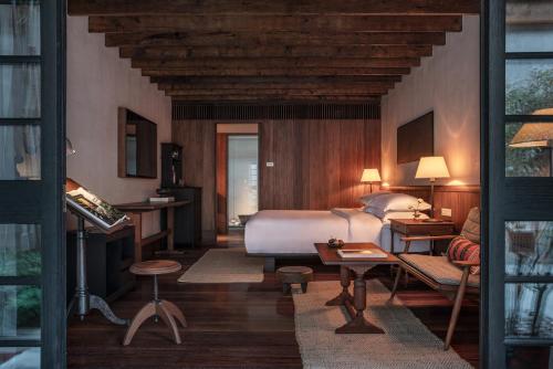 杭州杭州西湖安隅酒店的酒店客房,配有床和沙发