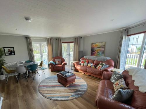 南塞尔尼Windrush Turret Lodge的带沙发、椅子和桌子的客厅