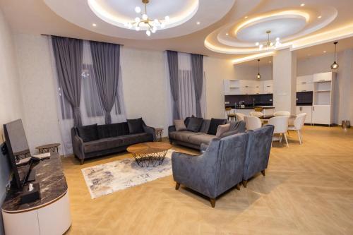 亚的斯亚贝巴Shitaye Suite Hotel的带沙发的客厅和用餐室