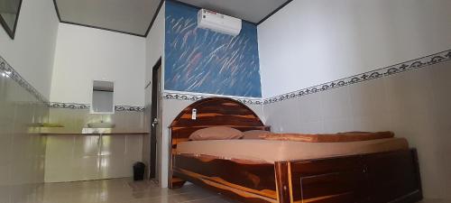 EkasEkas beach guesthouse and restaurante的一间卧室,卧室内配有一张木床