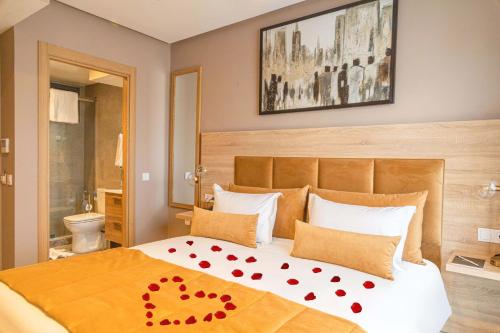 拉巴特Rent-inn Boutique Hotel的一间卧室,配有一张红色的床