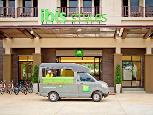 奥南海滩ibis Styles Krabi Ao Nang的停在大楼前的小货车