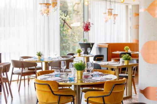 伯恩茅斯伯恩茅斯希尔顿酒店的用餐室设有桌椅和窗户。