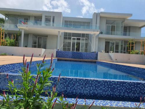 蒙巴萨Villa Luiz Danneel: Vipingo Ridge的一座大房子,前面设有一个游泳池
