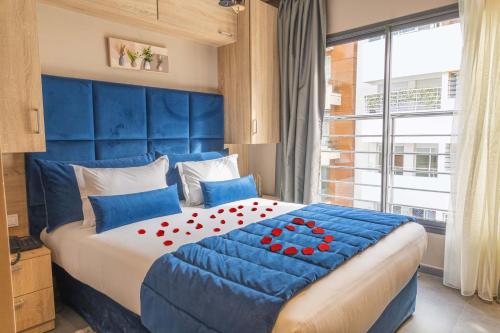 拉巴特Rent-inn Boutique Hotel的蓝色卧室,配有一张大床和蓝色床头板
