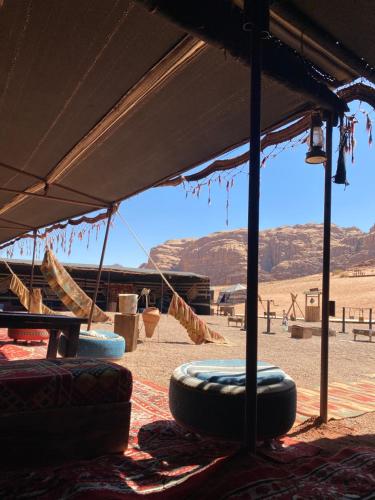 瓦迪拉姆The life on Mars wadi rum的享有操场和沙漠美景