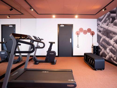 希尔蒂盖姆斯特拉斯堡北希尔蒂盖姆国会大厅基里亚德酒店厅的健身房设有有氧器材和跑步机
