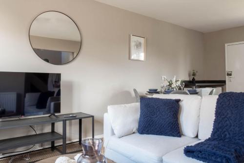克莱德班克Perth House的客厅配有白色沙发和镜子