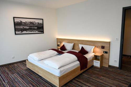 肯普滕Soloplan City Resort的一间卧室,卧室内配有一张大床