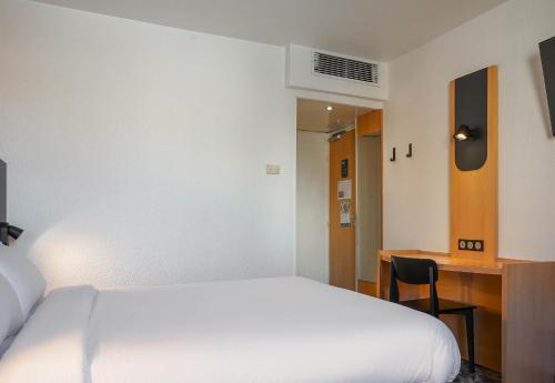 马赛B&B HOTEL Marseille Centre Vieux Port的卧室配有白色的床和书桌