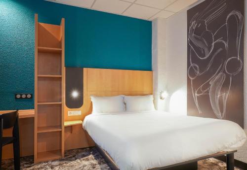 马赛B&B HOTEL Marseille Centre Vieux Port的一间卧室设有一张大床和蓝色的墙壁