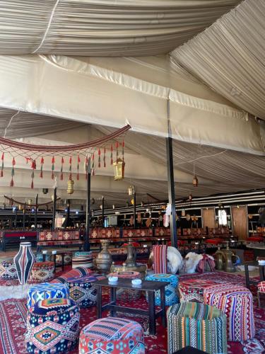 瓦迪拉姆The life on Mars wadi rum的一个带桌椅的大帐篷