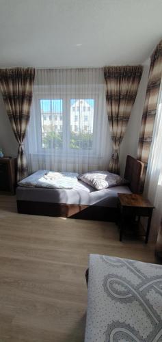 MühlauPension Valentina的一间卧室设有一张床和一个窗口