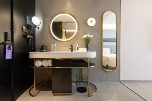 惠州惠州金山湖港惠轻居酒店的一间带水槽和镜子的浴室