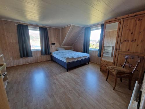 EtnesjøenMadsgård的一间卧室配有一张床和一把椅子
