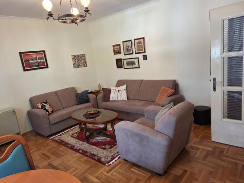 波德戈里察Apartment Music-center, in the center of Podgorica的客厅配有沙发和桌子