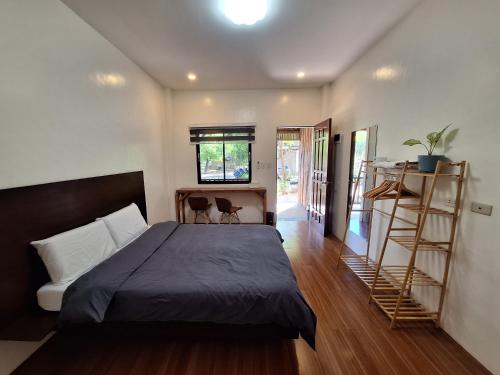 班塔延岛Basilia Guest House的一间卧室设有一张床和梯子