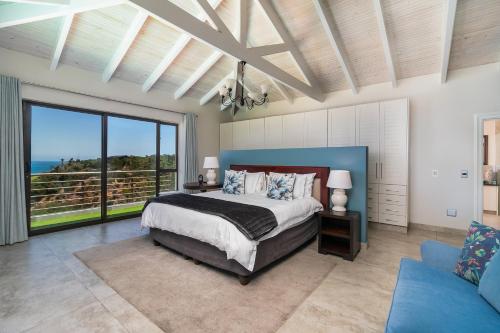 克尼斯纳Super Beachfront views- Executive Villa - 6 bedrooms的一间卧室配有一张床,享有海景