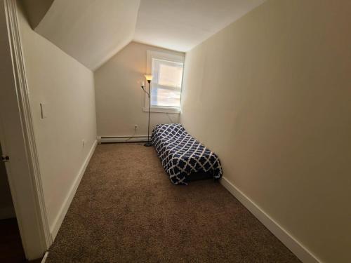 波士顿Private Room Near to Downtown Boston的卧室位于客房的角落,配有一张床