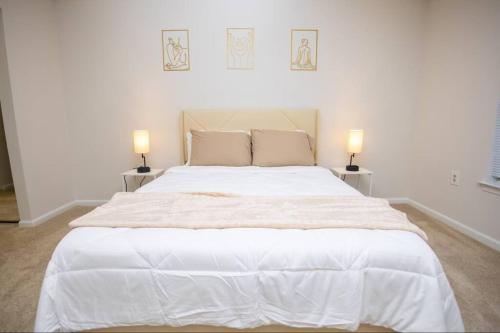 阿林顿Perfect Stay! 1 BR mins to DC的一间卧室配有一张带两盏灯的大型白色床。