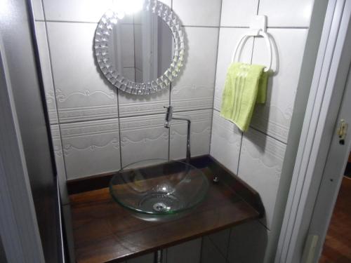 布卢梅瑙Austria Hostel & Pousada的一间带水槽和镜子的浴室