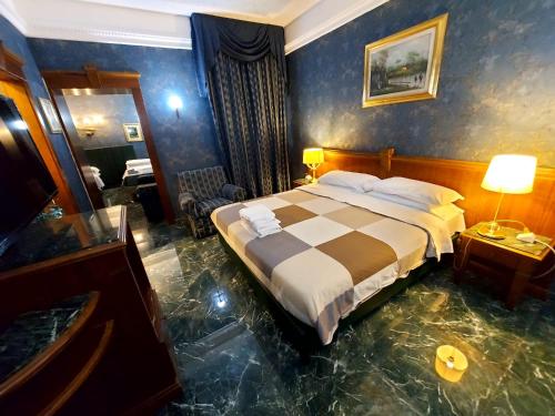 罗马Hotel Positano 2的酒店客房,设有一张玻璃地板床