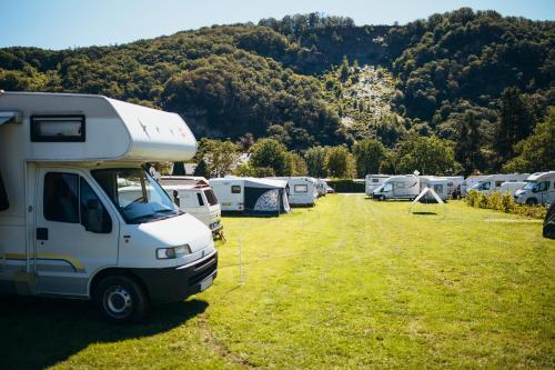 克罗夫Paradies Camp的一辆停放在田野的白色卡车,有帐篷