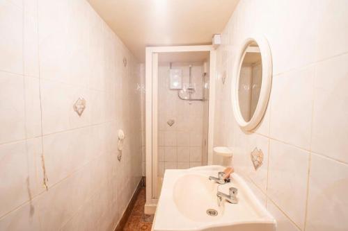 罗奇代尔Rochdale Train STN, Large House的白色的浴室设有水槽和镜子