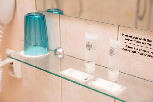 里加艾薇塔酒店的浴室内带标志的玻璃台面