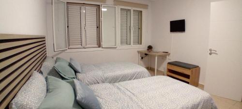 大加那利岛拉斯帕尔马斯Hoya de Ayala I的一间卧室设有两张床和窗户。