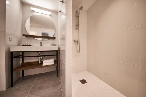 罗科比列尔Pure Thermal Residence的一间带水槽和镜子的浴室