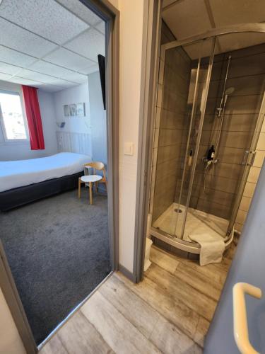 勒阿弗尔Hôtel Le Petit Vatel - Centre ville & Plage的一间带淋浴的浴室和一间卧室