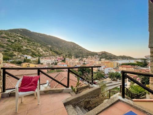 Isola del GiglioCasa Caretta con terrazza panoramica的市景阳台的椅子
