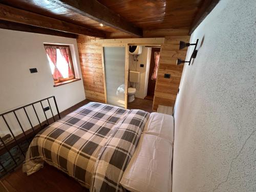普拉利La casetta的一间小房间的卧室,配有一张床铺