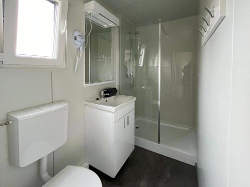 佐洛卡罗斯Thermal Camping Zalakaros的白色的浴室设有卫生间和淋浴。