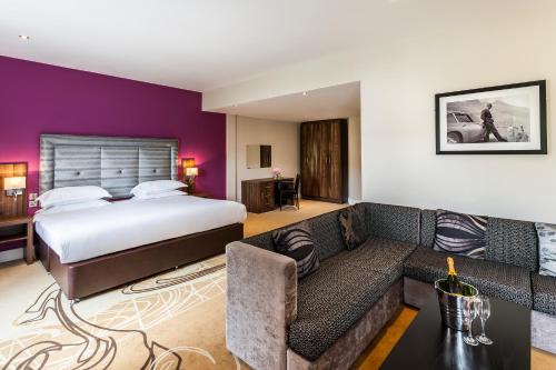 格拉斯米尔水仙花酒店及水疗中心的酒店客房,配有床和沙发